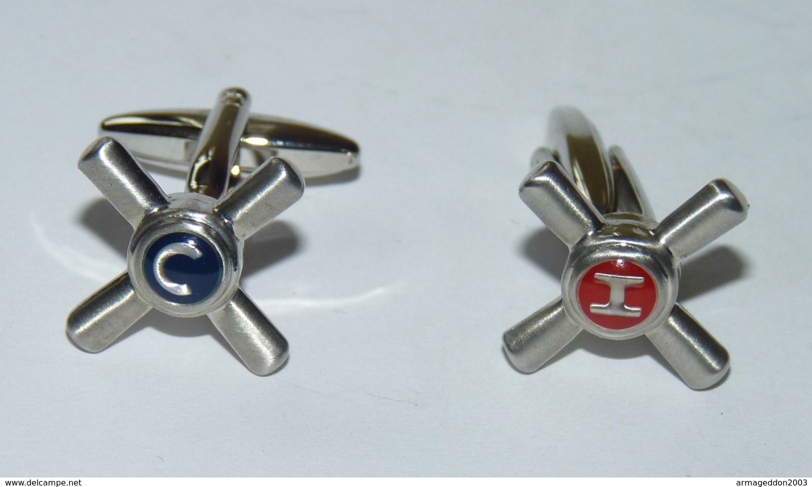 BELLE PAIRE DE BOUTONS DE MANCHETTE ARGENTE  CROIX CH OU PEUT ETRE EN FORME DE ROBINET ETAT NEUF - Cuff Links & Studs