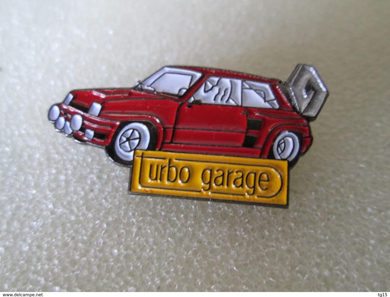 PIN'S   RENAULT 5 TURBO  ROUGE   TURBO GARAGE - Renault