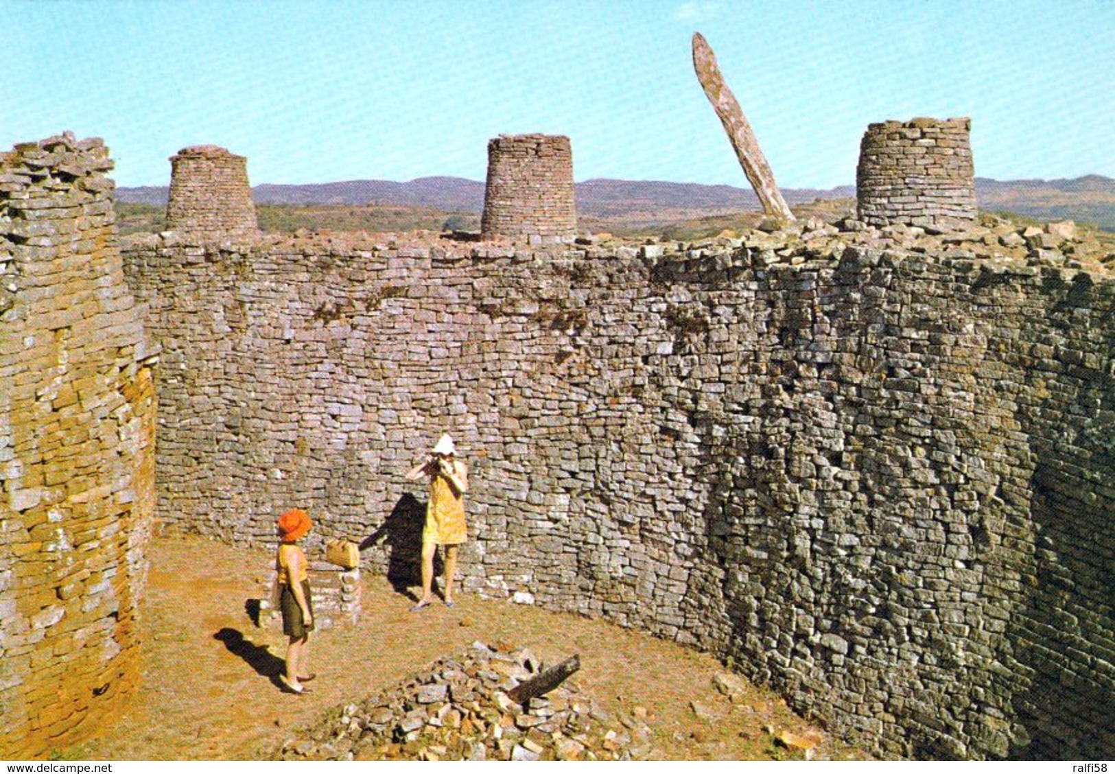 1 AK Simbabwe * Great West Wall With Turrets And Monolith - Auch Akropolis Genannt - Seit 1986 UNESCO Weltkulturerbe * - Zimbabwe