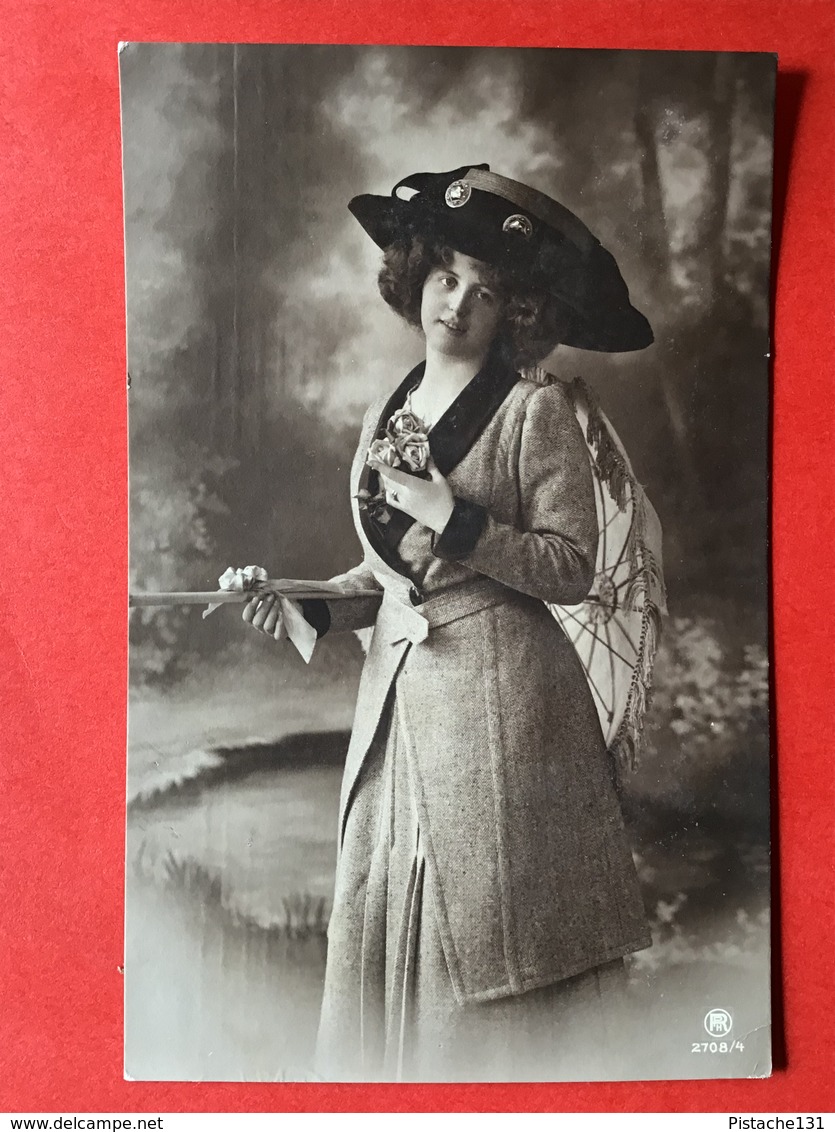 FEMME AVEC GRAND CHAPEAU ET PARAPLUIE - DAME MET GROTE HOED EN PARAPLU - Mode