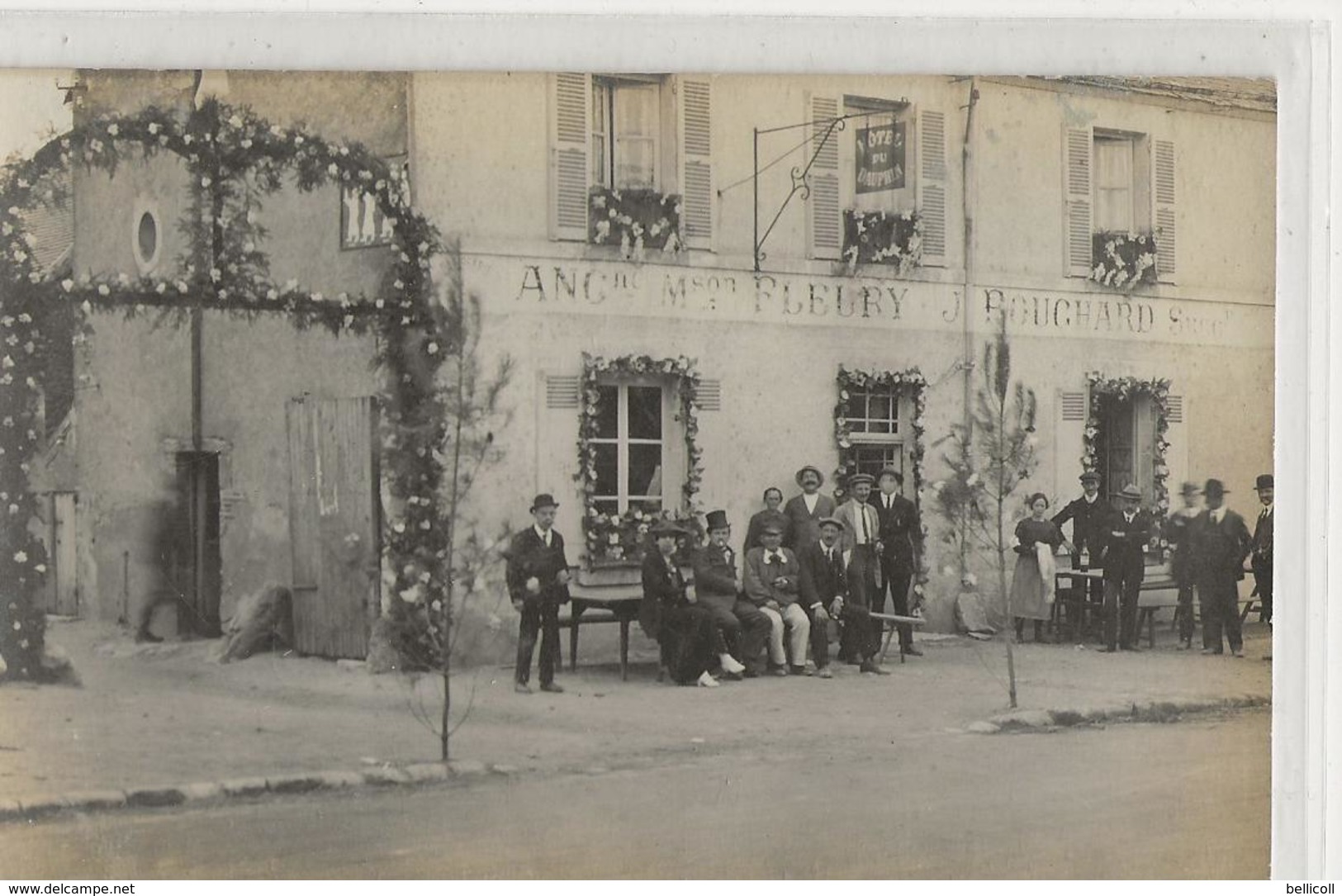 SAINT DENIS DE L'HÔTEL  -  CARTE-PHOTO  - Hôtel Du Dauphin  -  Ancienne Maison Fleury J.Bouchard Successeur - Autres & Non Classés