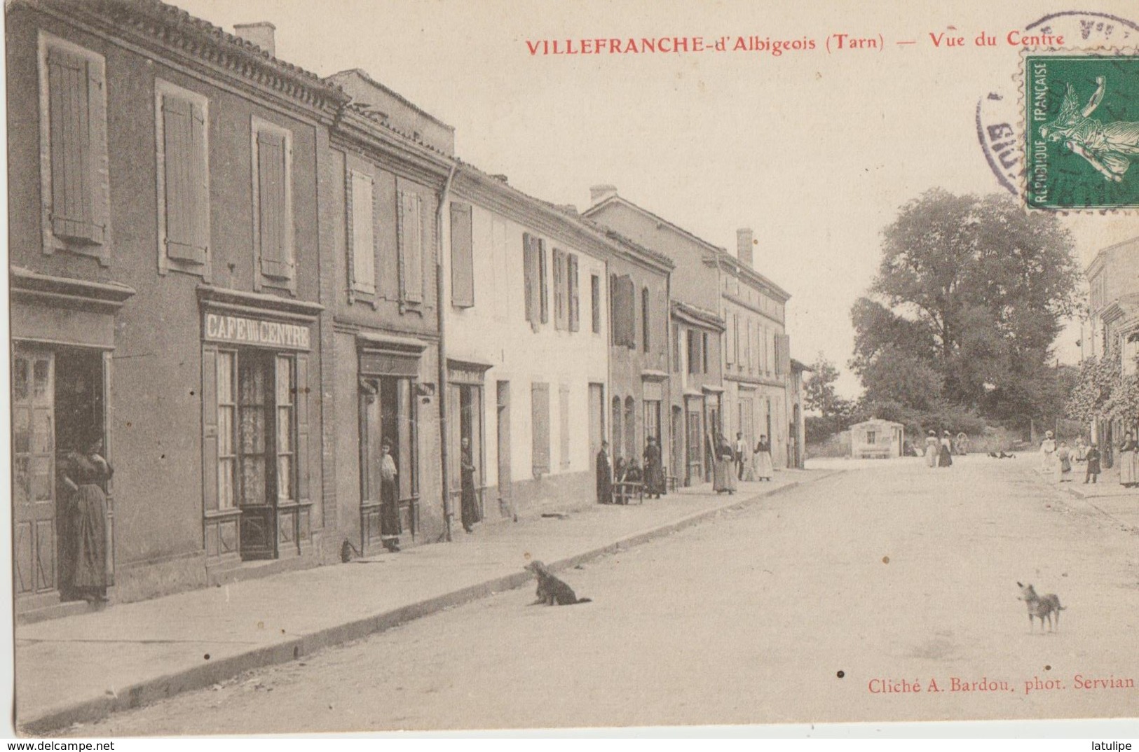 Villefranche-d'Albigeois  81  Vue Du Centre De La Ville -Rue Et Trottoir Animée-Café Du Centre-Epicerie Et Tabac - Villefranche D'Albigeois