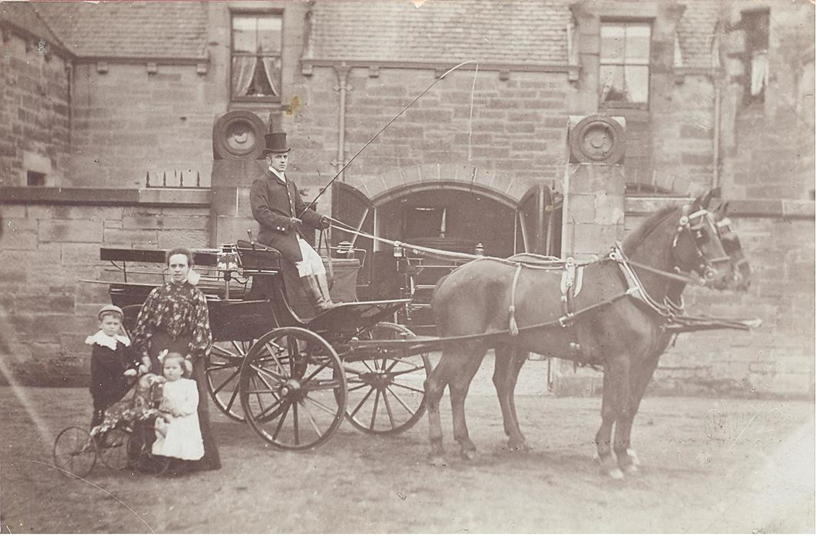 Horse Drawn Carriage   Coachman With Family Around 1910 - Kasernen