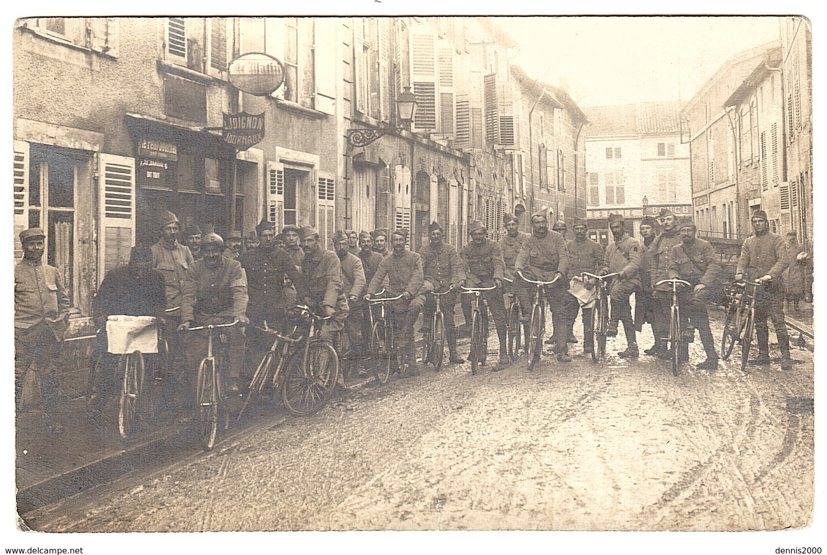 MILITARIA - CARTE PHOTO - PHOTO CARD - Infanterie Cycliste? - Compagnie De Cyclites De L' Armée? - Guerre 1914-18