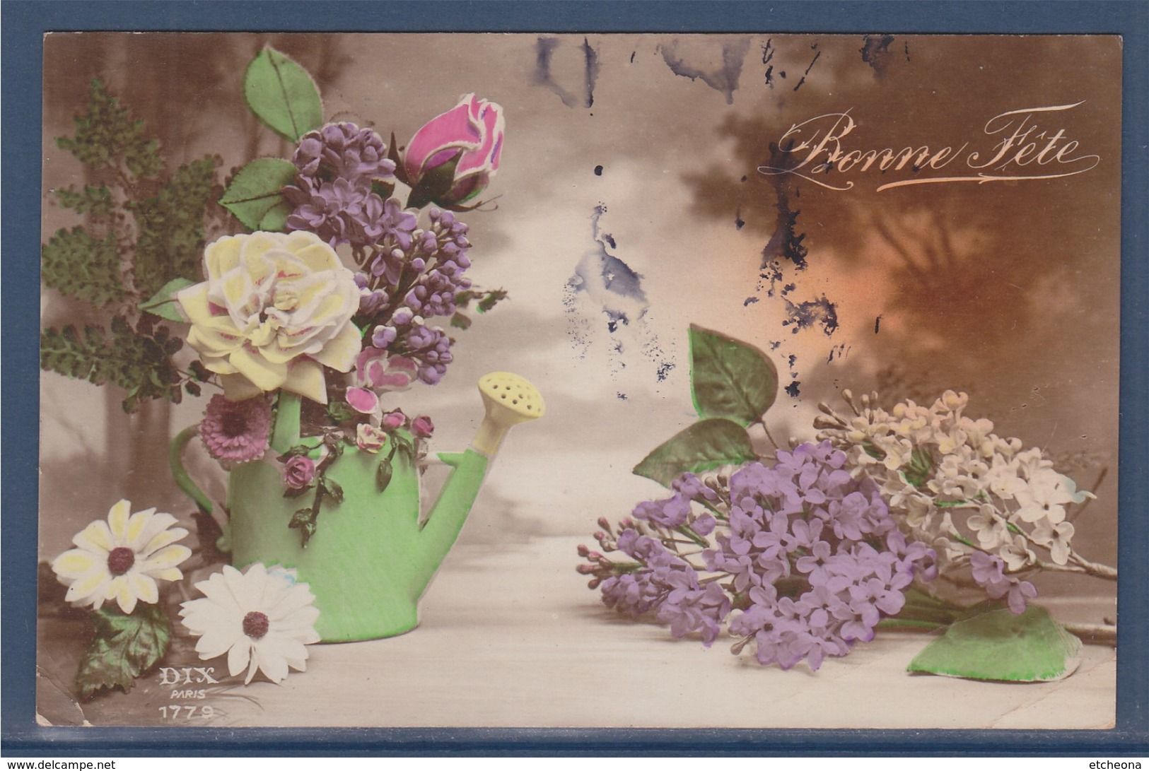 = Carte Postale Bonne Fête Fleurs Sur La Table Et Dans L'arrosoir, Adressé Pour Des Souhaits De Ste Catherine Posté 1922 - Autres & Non Classés