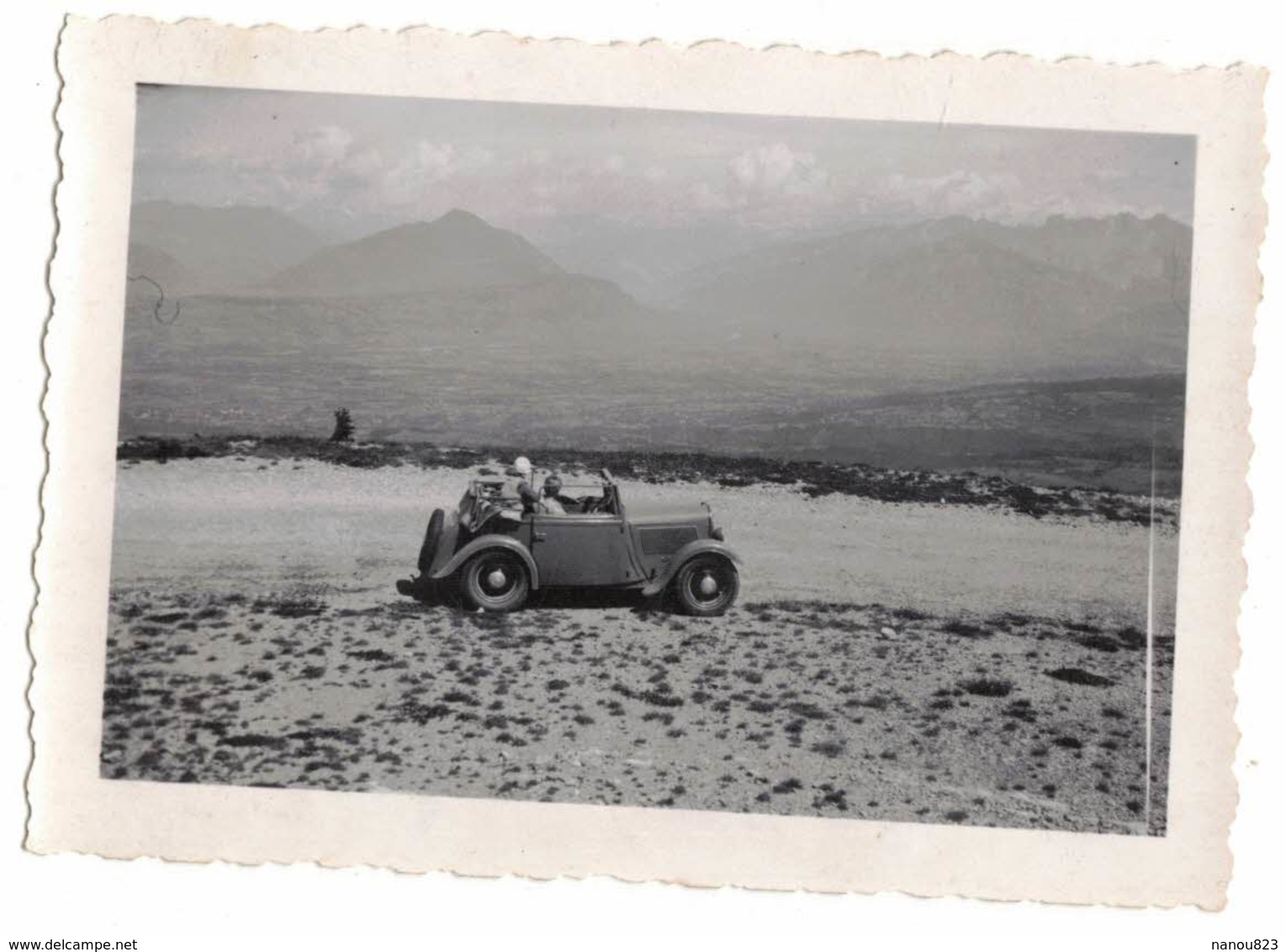 AVEC ANCIENNE VOITURE VIEILLE ET VERITABLE PHOTO DENTELEE JUILLET 1946 PRISE DU SALEVE AVEC MONT BLANC BALCON DE GENEVE - Cars