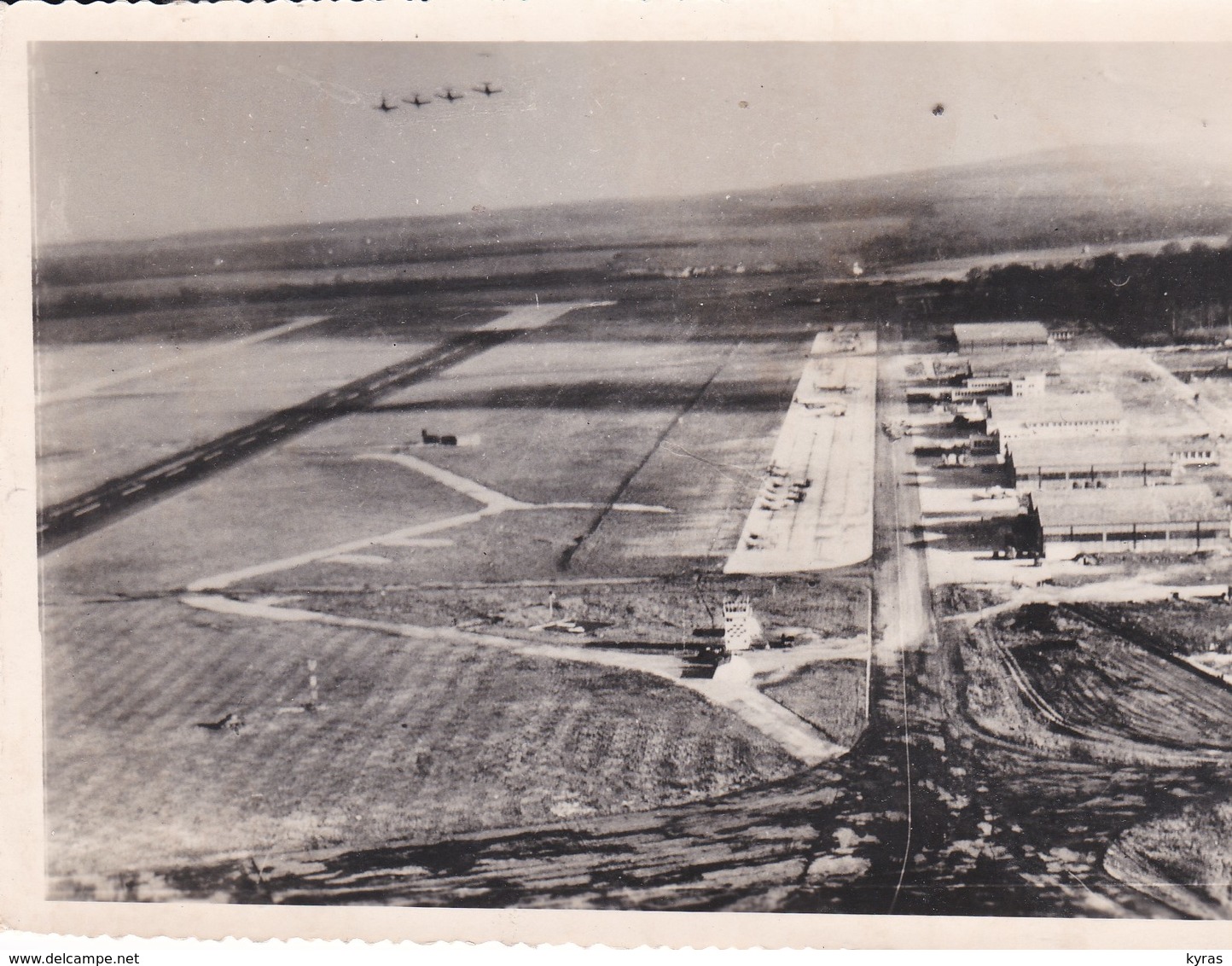 RARE . Carte De Voeux  2 Volets 10x14. BASE AERIENNE Guy De La Horie . CREIL (60) Vue Aérienne - Aerodrome