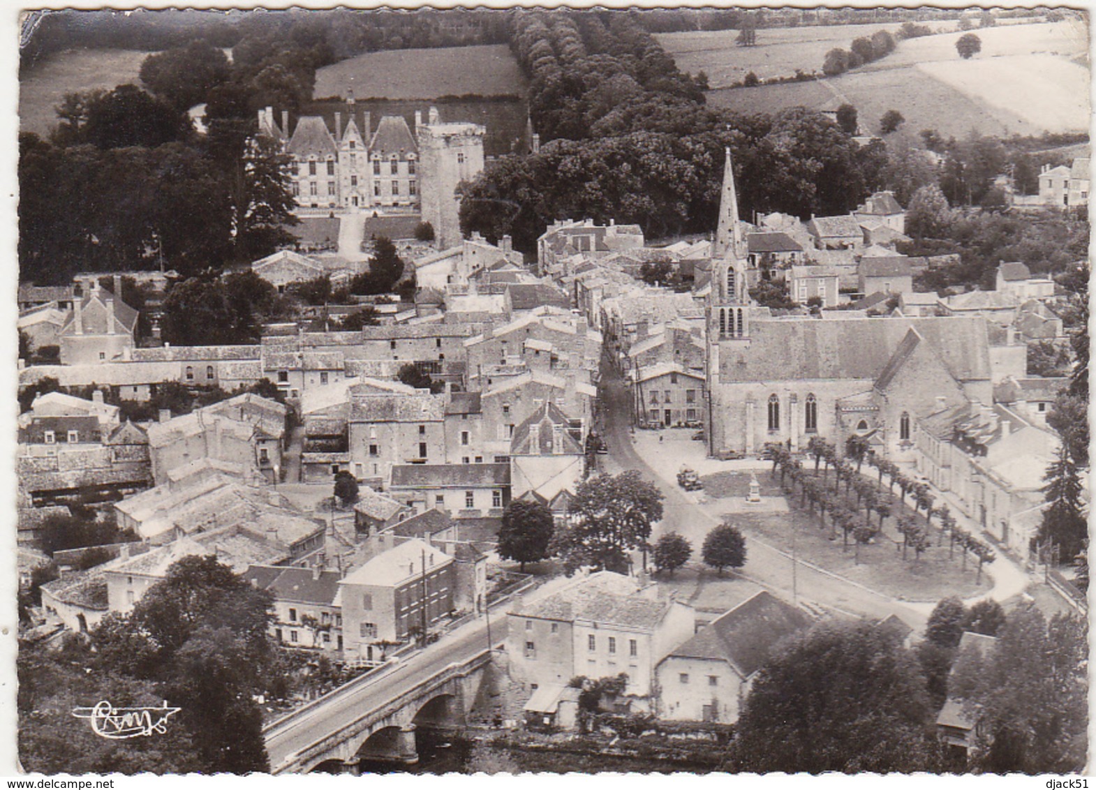 79 - ST-LOUP-s-THOUET (Deux-Sèvres) - Place De L'Eglise Et Château - Vue Aérienne - Saint Loup Lamaire