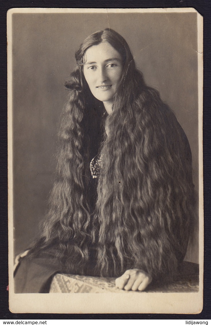 YOUNG LADY LONG HAIR TRES LONG CHEVEUX OLD POSTCARD (see Sales Conditions) - Frauen