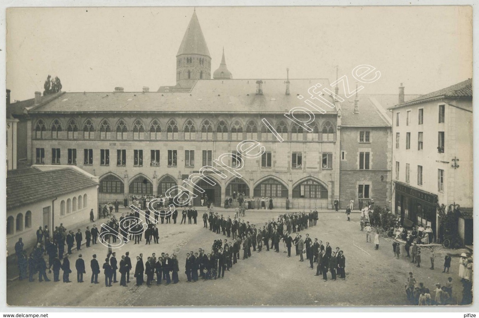 Ecole Des Arts Et Métiers De Cluny . Carte Photo D'une Chaîne De Gadzarts Sur La Place . EX . - Cluny