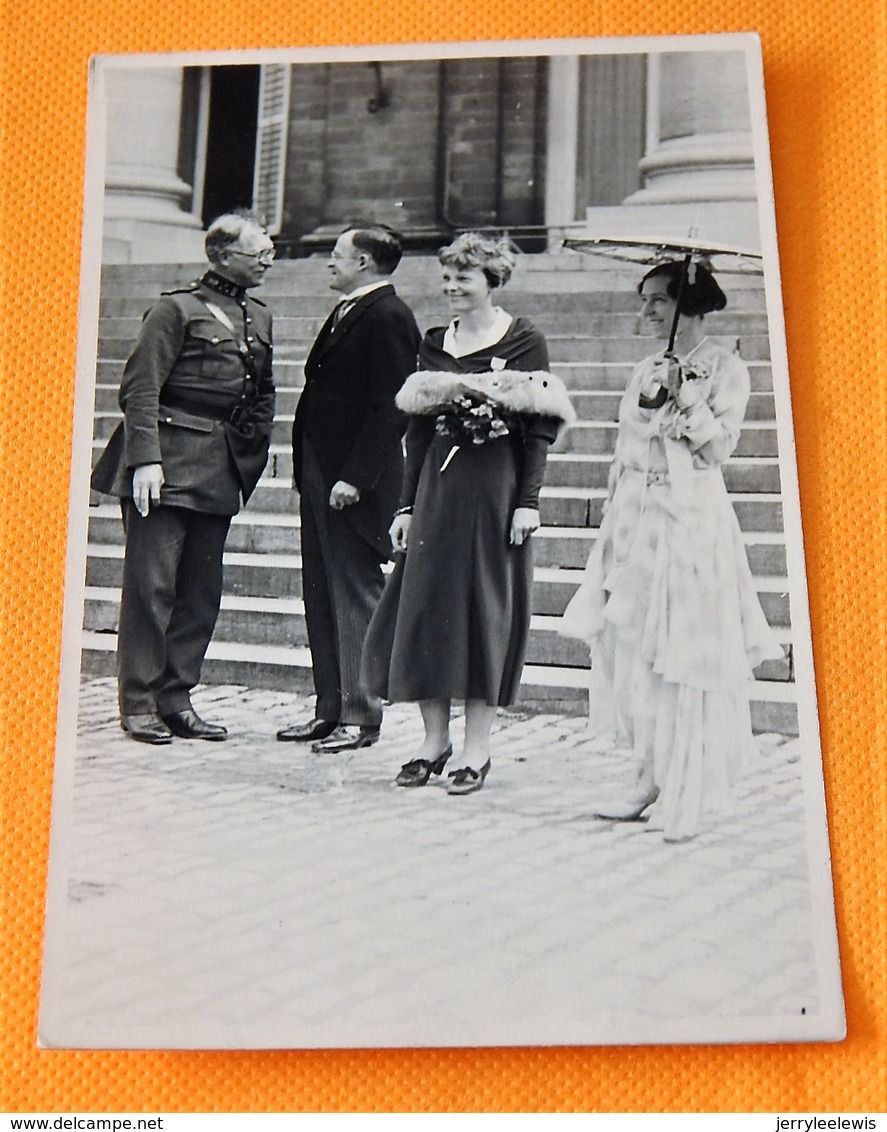 FAMILLE ROYALE BELGIQUE - Roi Albert I, La Reine Elisabeth Rendan Hommage à L'aviatrice Américaine Amélia Earhardt - Familias Reales