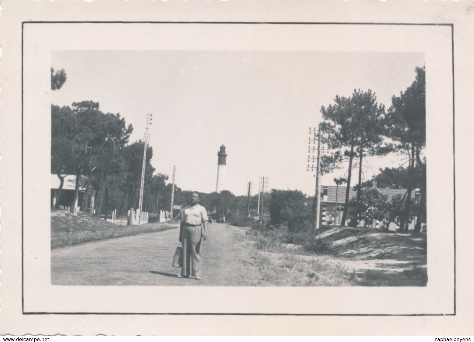 Snapshot Homme Devant Le Phare Du Cap Ferret Arcachon Gironde Plage Poteaux - Lieux