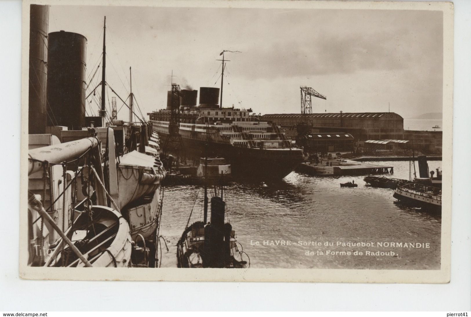 BATEAUX - PAQUEBOTS - LE HAVRE - Sortie Du Paquebot " NORMANDIE " De La Forme De Radoub - Paquebote