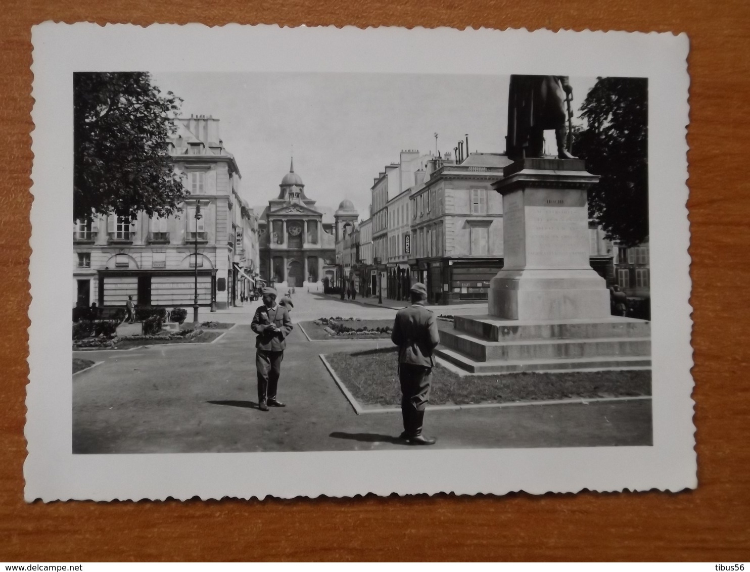 WW2 GUERRE 39 45 VERSAILLES SOLDATS ALLEMANDS DEVANT LA STATUE DU GENERAL HOCHE - Versailles