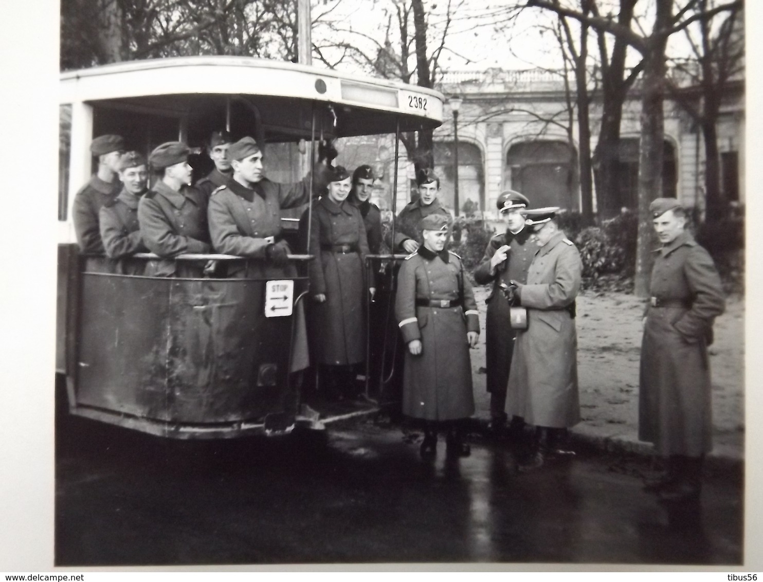 WW2 GUERRE 39 45 VERSAILLES SOLDATS ALLEMANDS PRENANT UN AUTOBUS PARISIEN 1941 - Versailles