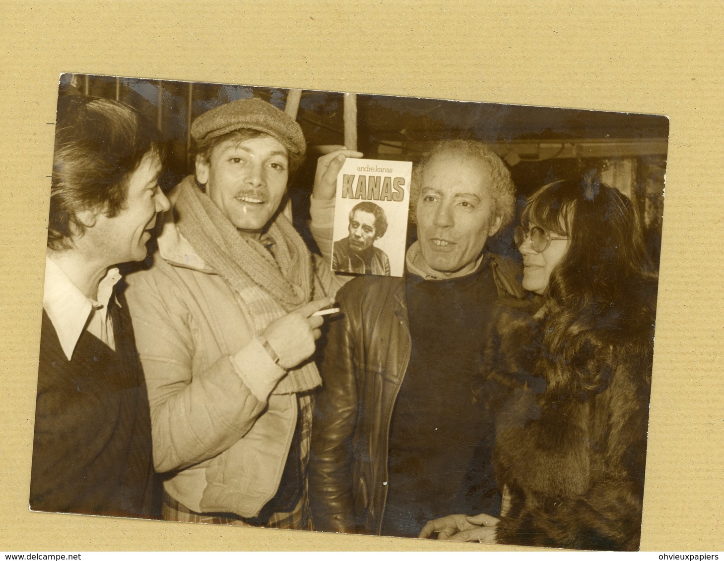 Photo Originale . Le Comédien PATRICK DEWAERE  Au Café De La La Gare - Identified Persons