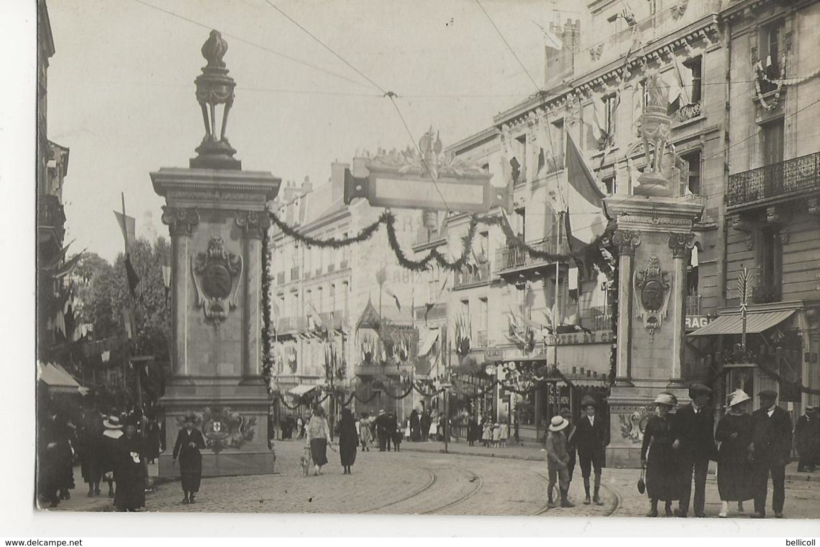 BLOIS  CARTE-PHOTO  Située Selon Annotation Au Crayon  Photo LARIPPE  Décoration De La Rue Porte Côté Retour Du 113ème - Blois