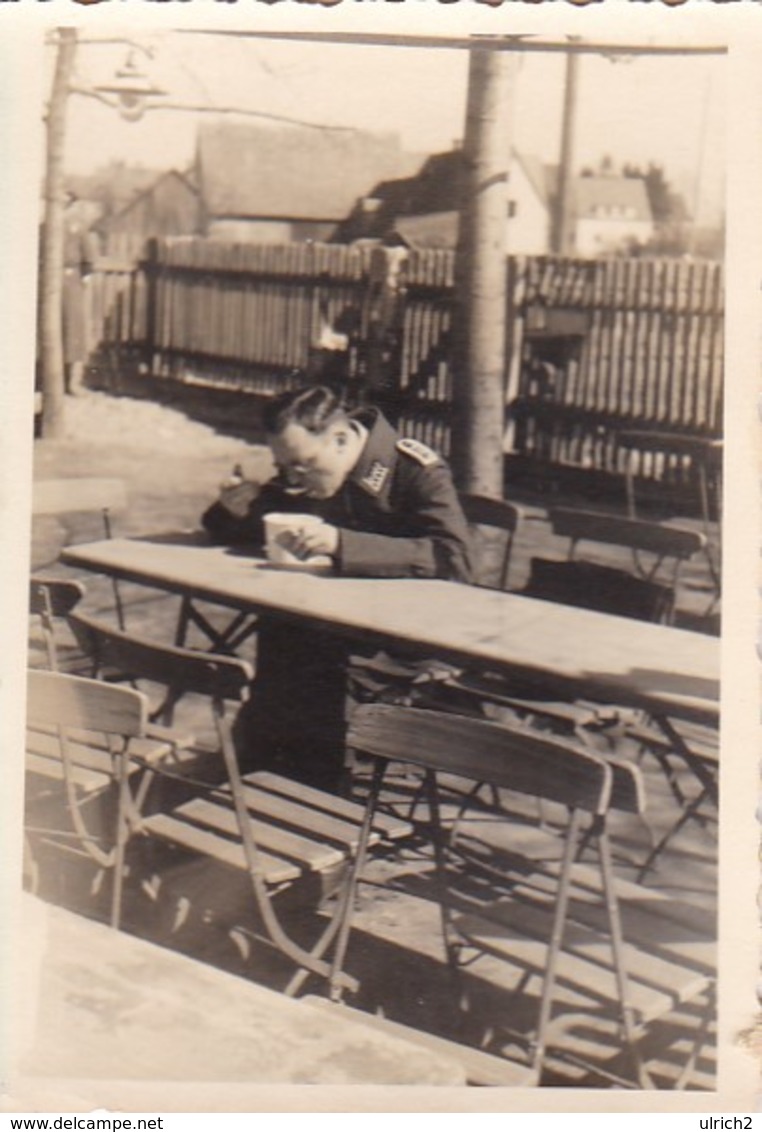 Foto Deutscher Soldat Beim Essen - Luftwaffe - 2. WK - 9*6cm  (42543) - Krieg, Militär