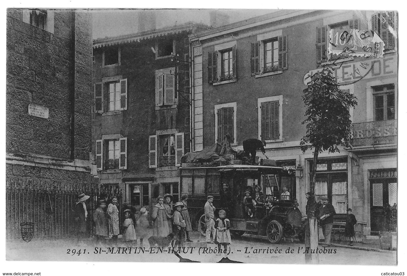 SAINT-MARTIN-EN-HAUT (69, Rhône) Arrivée De L'Autobus Devant L'Hôtel De L'Union - Automobiles Berliet - Belle Animation - Autres & Non Classés