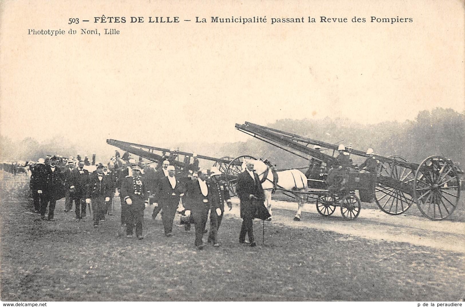 CPA 59 FETES DE LILLE LA MUNICIPALITE PASSANT LA REVUE DES POMPIERS (cliché Rare - Lille