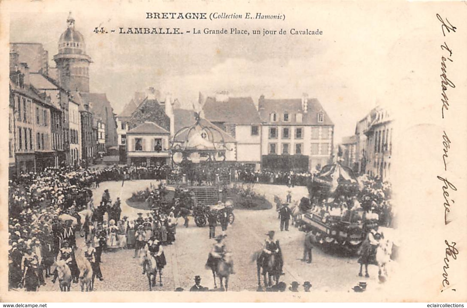 Lamballe        22          La Grande Place Un Jour De Cavalcade         (voir Scan) - Lamballe