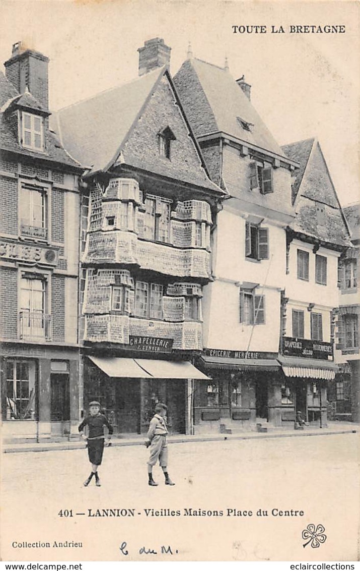 Lannion        22           Vieilles Maisons Place Du Centre. Chapellerie  4.  (voir Scan) - Lannion