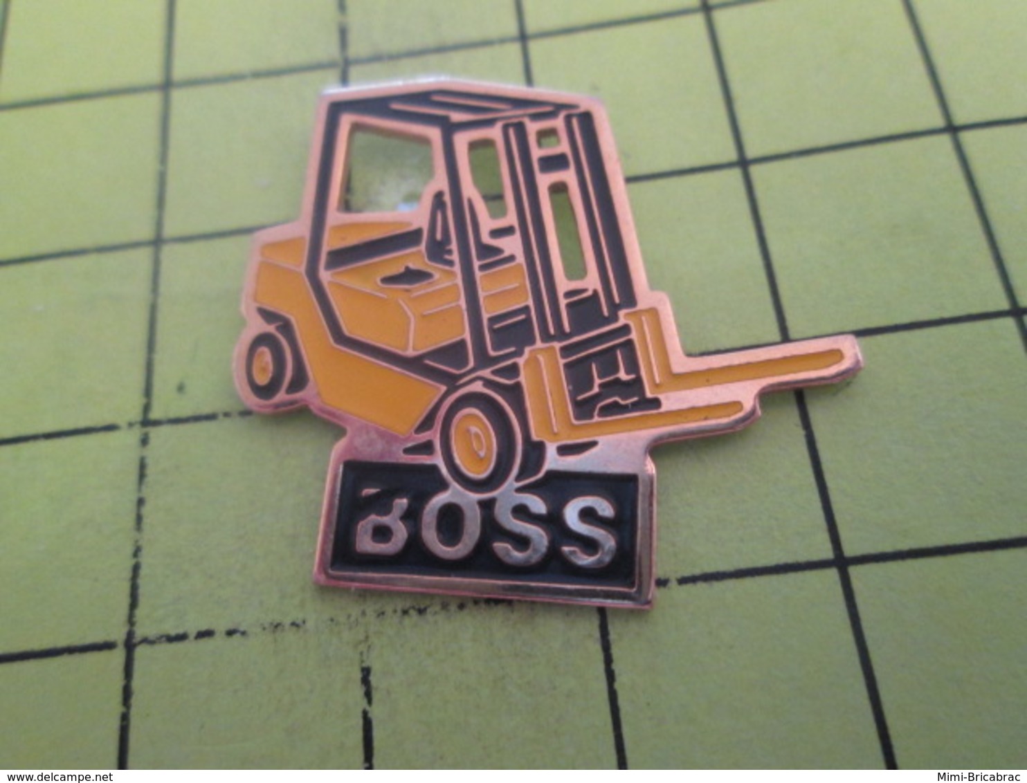 810H Pin's Pins / Beau Et Rare : THEME : TRANSPORTS / CHARIOT ELEVATEUR BOSS DE TYPE FENWICK MANITOU - Transports