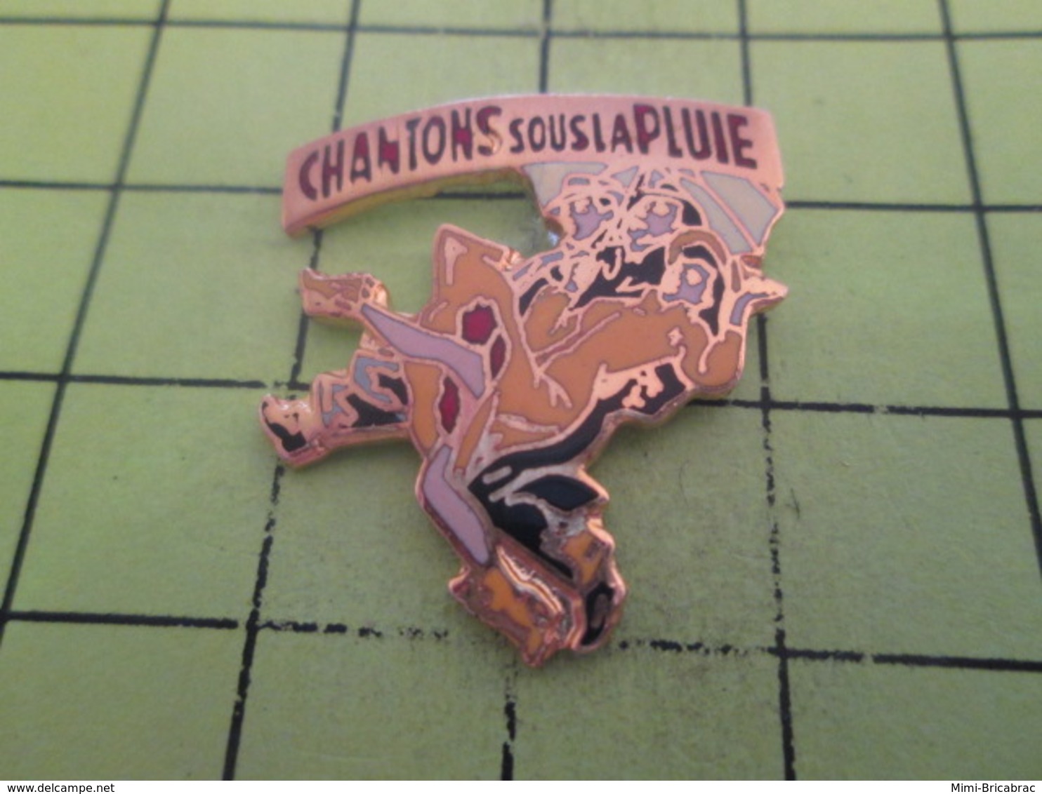 810H Pin's Pins / Beau Et Rare : THEME : CINEMA / FILM CHANTONS SOUS LA PLUIE GENE KELLY - Films