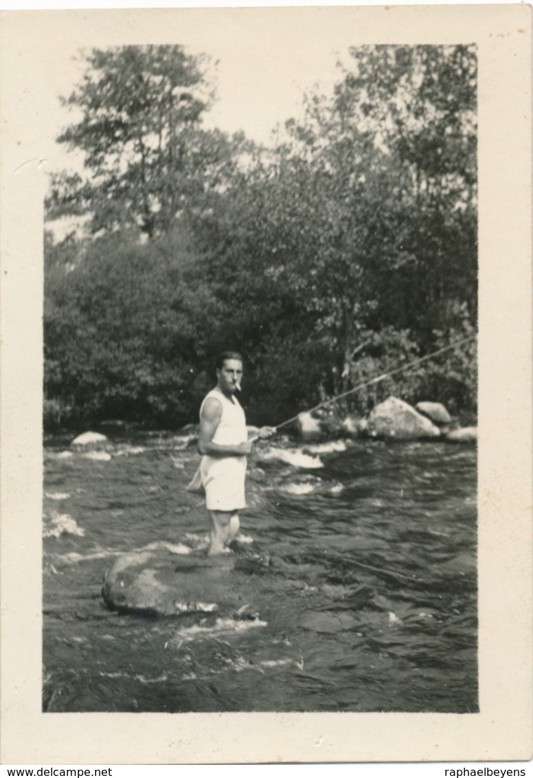 Snapshot Portrait Homme Pêchant La Ligne Dans Une Rivière Cigarette Man To Fish - Anonymous Persons