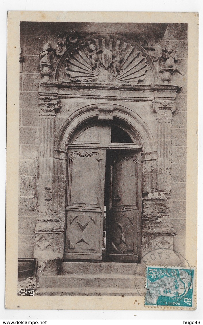 LA PACAUDIERE EN 1951 - PORTE SCULPTEE DU PETIT LOUVRE - BEAU CACHET - FORMAT CPA VOYAGEE - La Pacaudiere