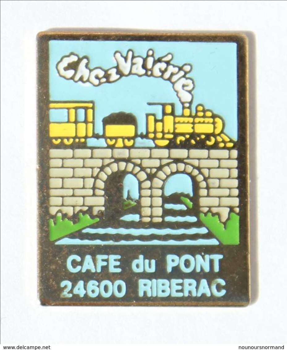 Pin's CHEZ VALERIE - CAFE DU PONT 24600 RIBERAC - Train à Vapeur Sur Un Pont De Pierre - Espace 3C - I415 - Marcas Registradas