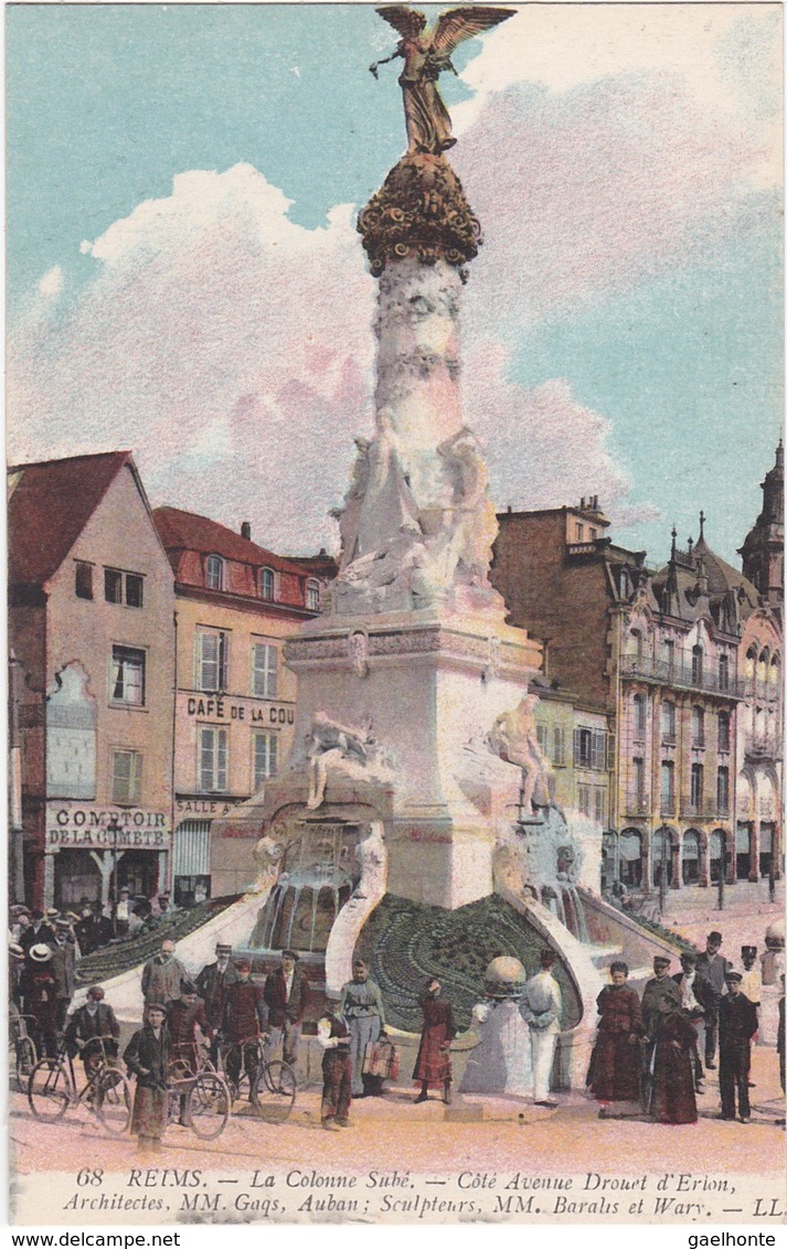 F51-073 REIMS - GROUPE DE PERSONNES ET CYCLISTES DEVANT LA COLONNE SUBE - COTE AVENUE DROUET D'ERLON - Reims