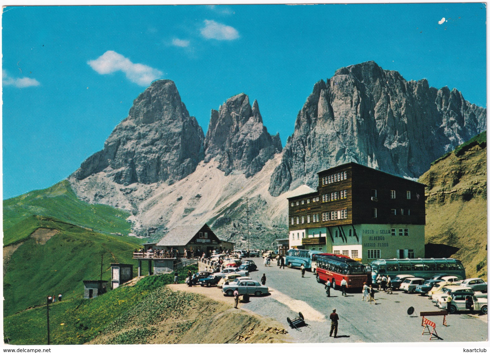 Passo Sella: FIAT 1100-103, VW 1200 KÄFER/COX, PEUGEOT 403, FIAT 850 COUPÉ, AUSTIN A40, 3x AUTOBUS - Albergo Maria Flora - Voitures De Tourisme