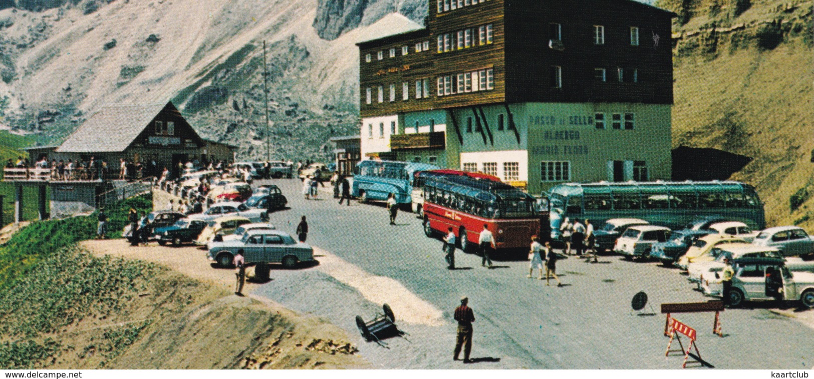 Passo Sella: FIAT 1100-103, VW 1200 KÄFER/COX, PEUGEOT 403, FIAT 850 COUPÉ, AUSTIN A40, 3x AUTOBUS - Albergo Maria Flora - Voitures De Tourisme