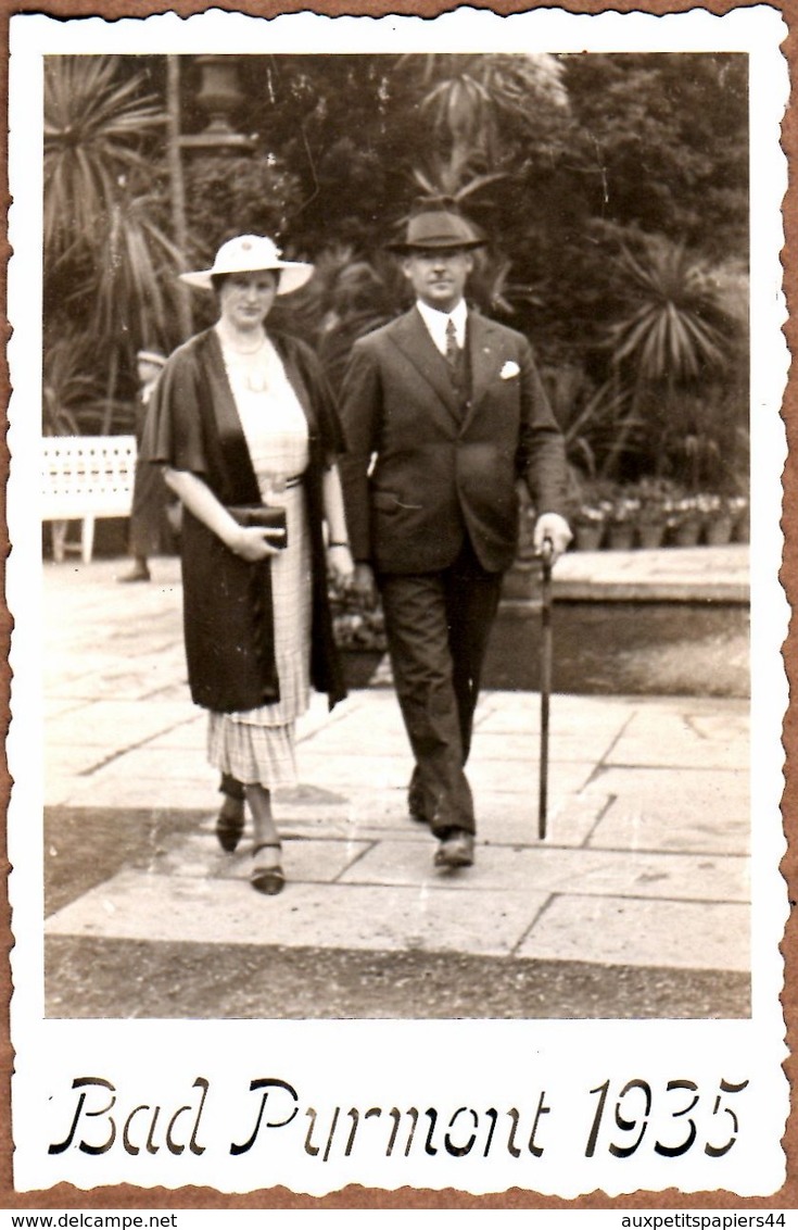 Photo Originale Marcheurs De Rue - Marcheur De Rue & Couple En Promenade Au Parc De Bad Pyrmont En 1935 - Personnes Anonymes