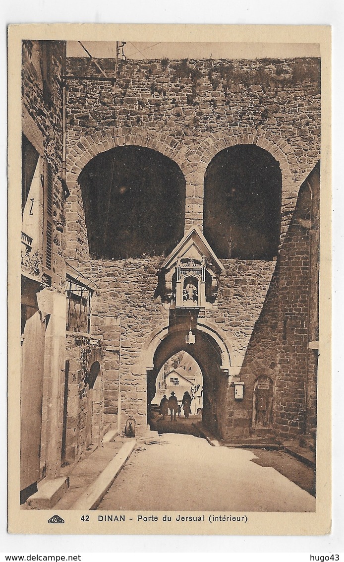 DINAN - N° 42 - PORTE DU JERSUAL AVEC PERSONNAGES - INTERIEUR - CPA VOYAGEE - Dinan