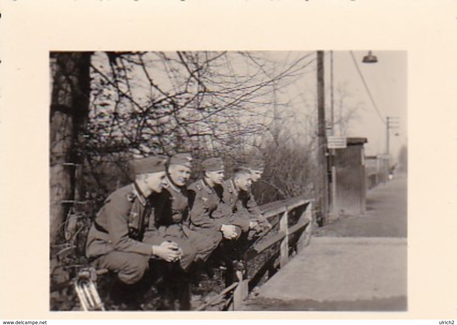 Foto 5 Deutsche Soldaten Auf Brückengeländer - 2. WK - 5,5*4cm (42593) - Krieg, Militär
