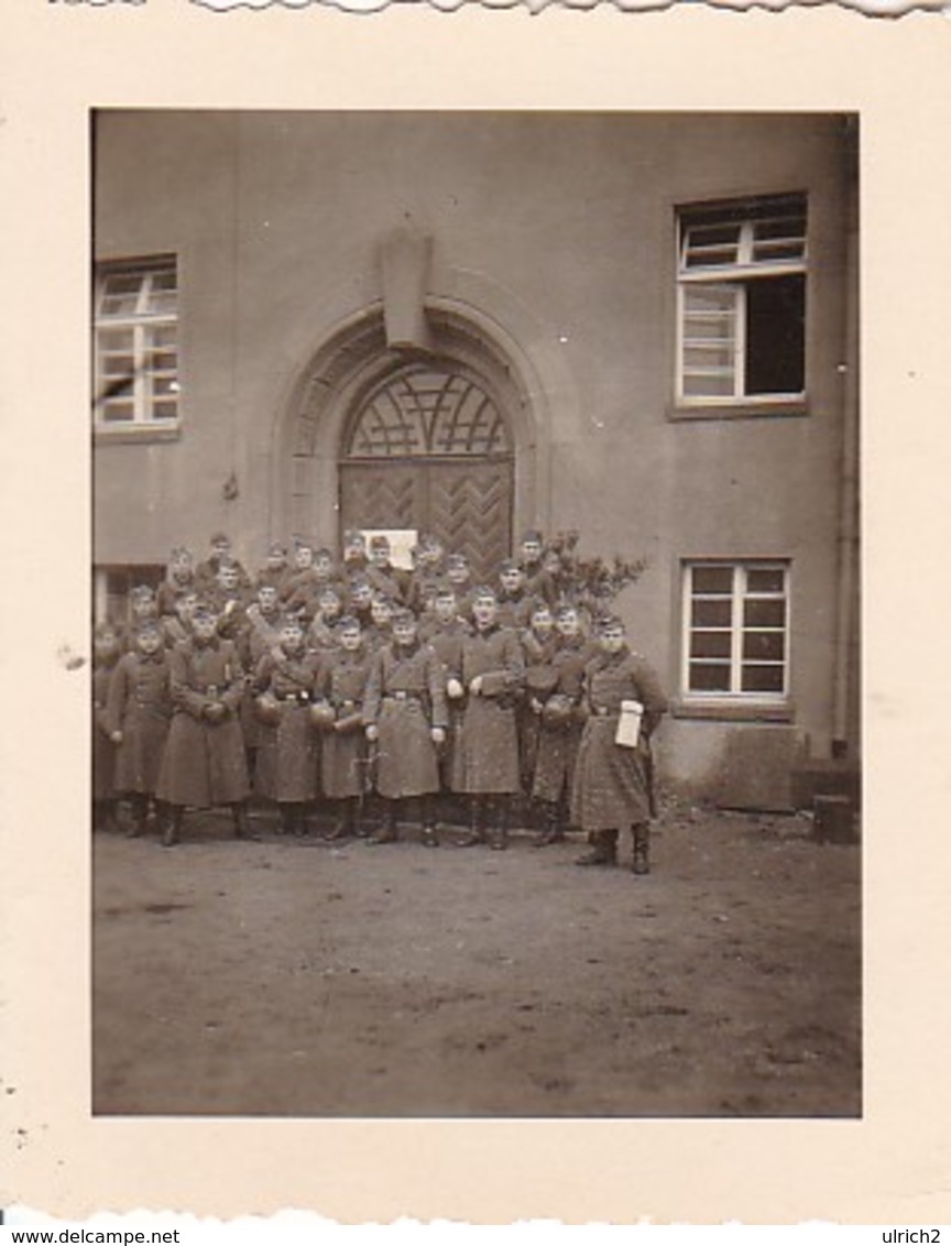 Foto Gruppe Deutsche Soldaten In Wintermänteln - 2. WK - 5,5*4cm (42598) - Krieg, Militär