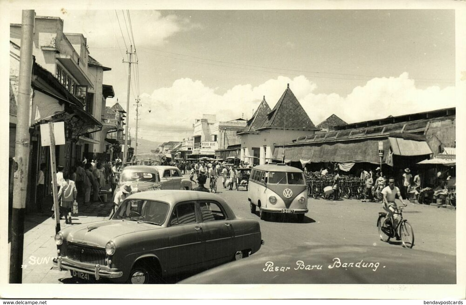 Indonesia, JAVA BANDUNG, Pasar Baru, VW V.W. Bus (1957) RPPC Postcard - Indonesië