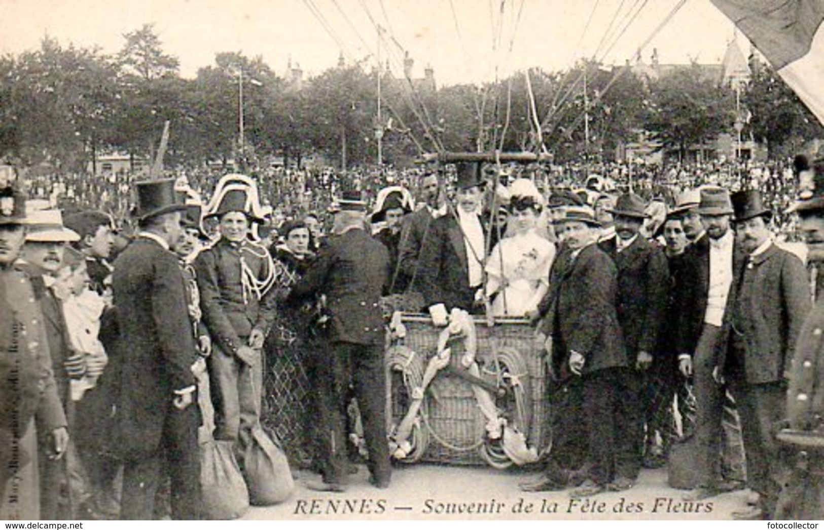 Rennes (35) : Souvenir De La Fête Des Fleurs N° 28 Départ En Ballon Du Marié Et De La Mariée - Rennes