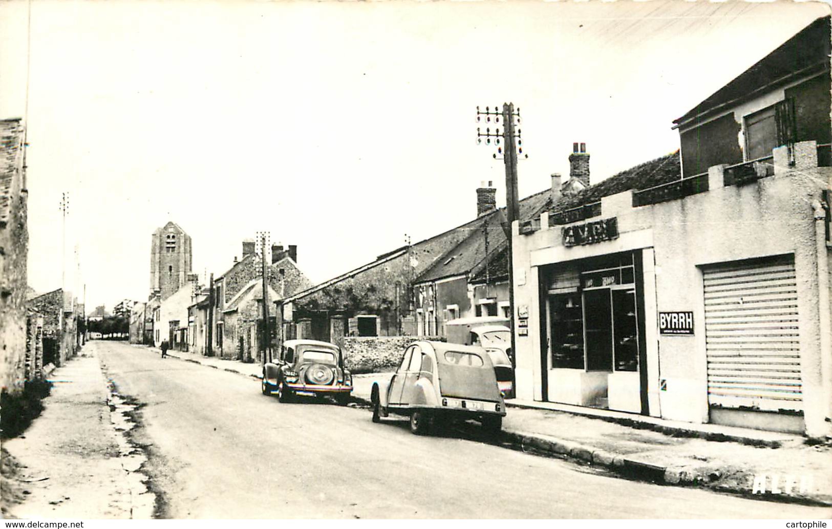 91 - LES GRANGES LE ROI - Route D'Angerville En 1960 - Citroen 2CV + Traction Devant Un Café - Autres & Non Classés