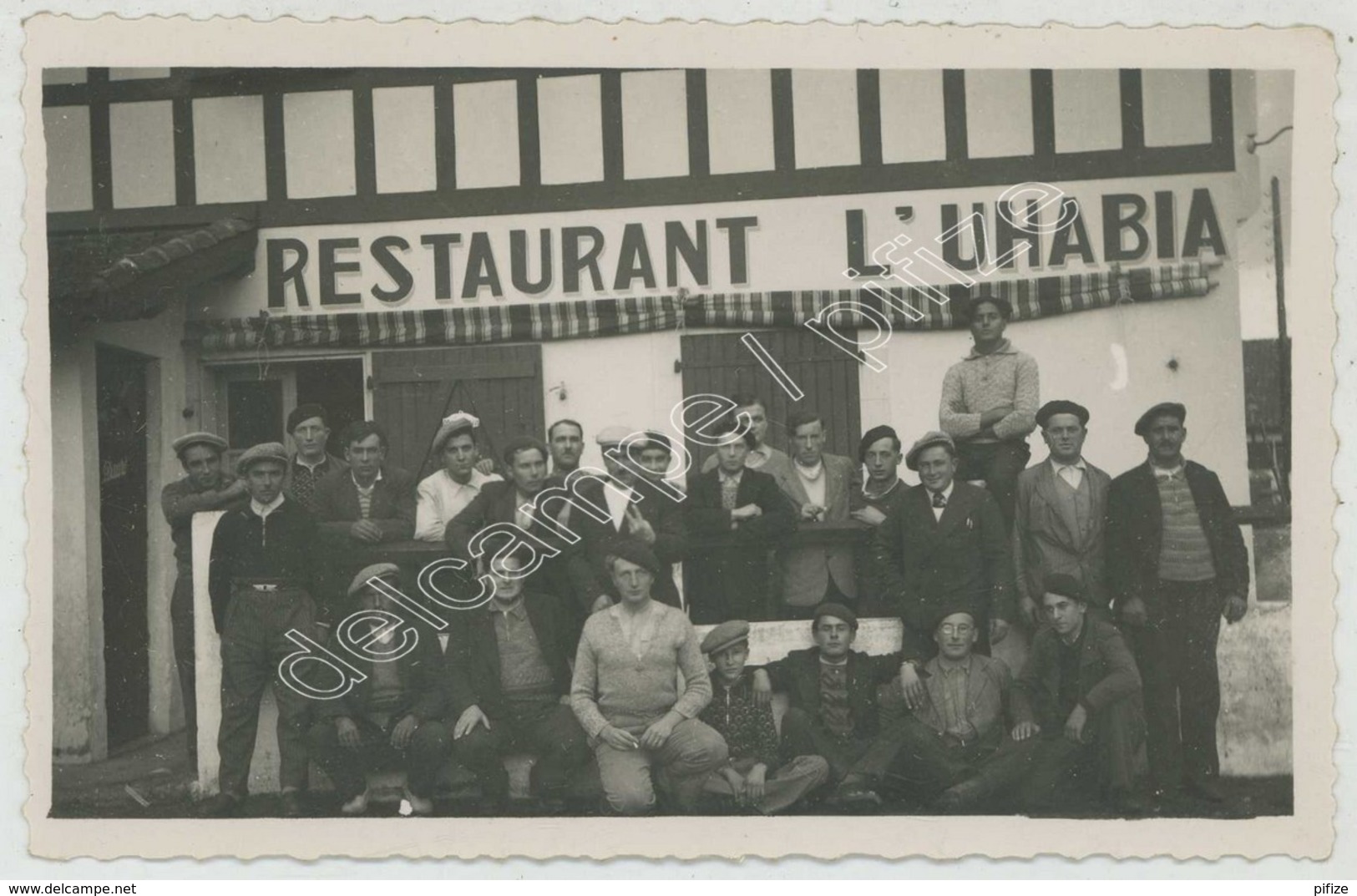 Pays Basque . Bidart 1935 . Groupe Devant Le Restaurant L'Uhabia . - Lieux