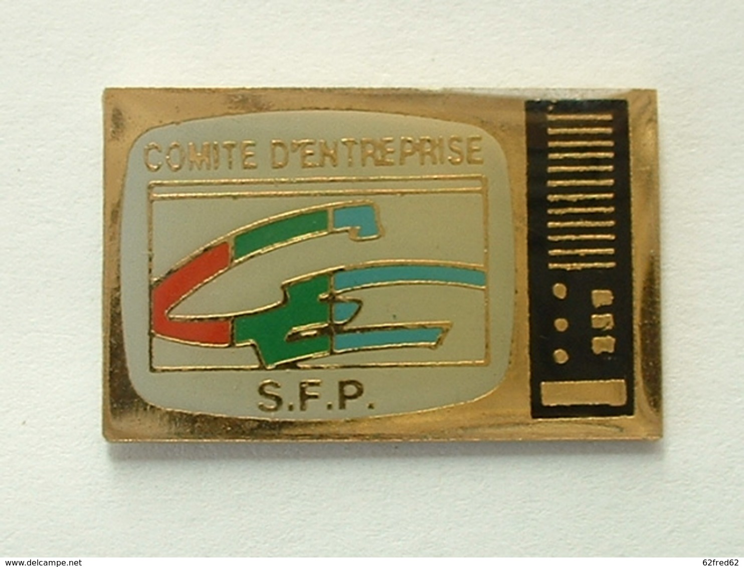 PIN'S S.F.P - COMITE D'ENTREPRISE - Médias