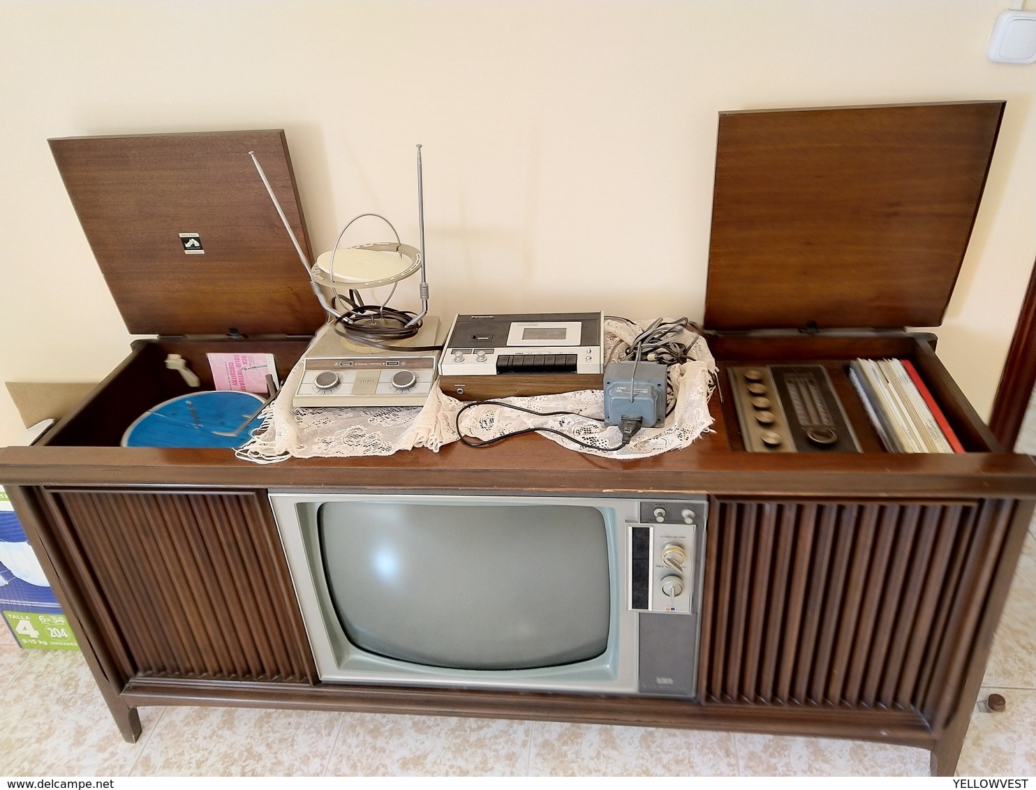 RARE : VINTAGE RCA VICTOR CONSOLE TELEVISION WITH RADIO AND PHONOGRAPH & LOTS OF RECORDS - Altri & Non Classificati