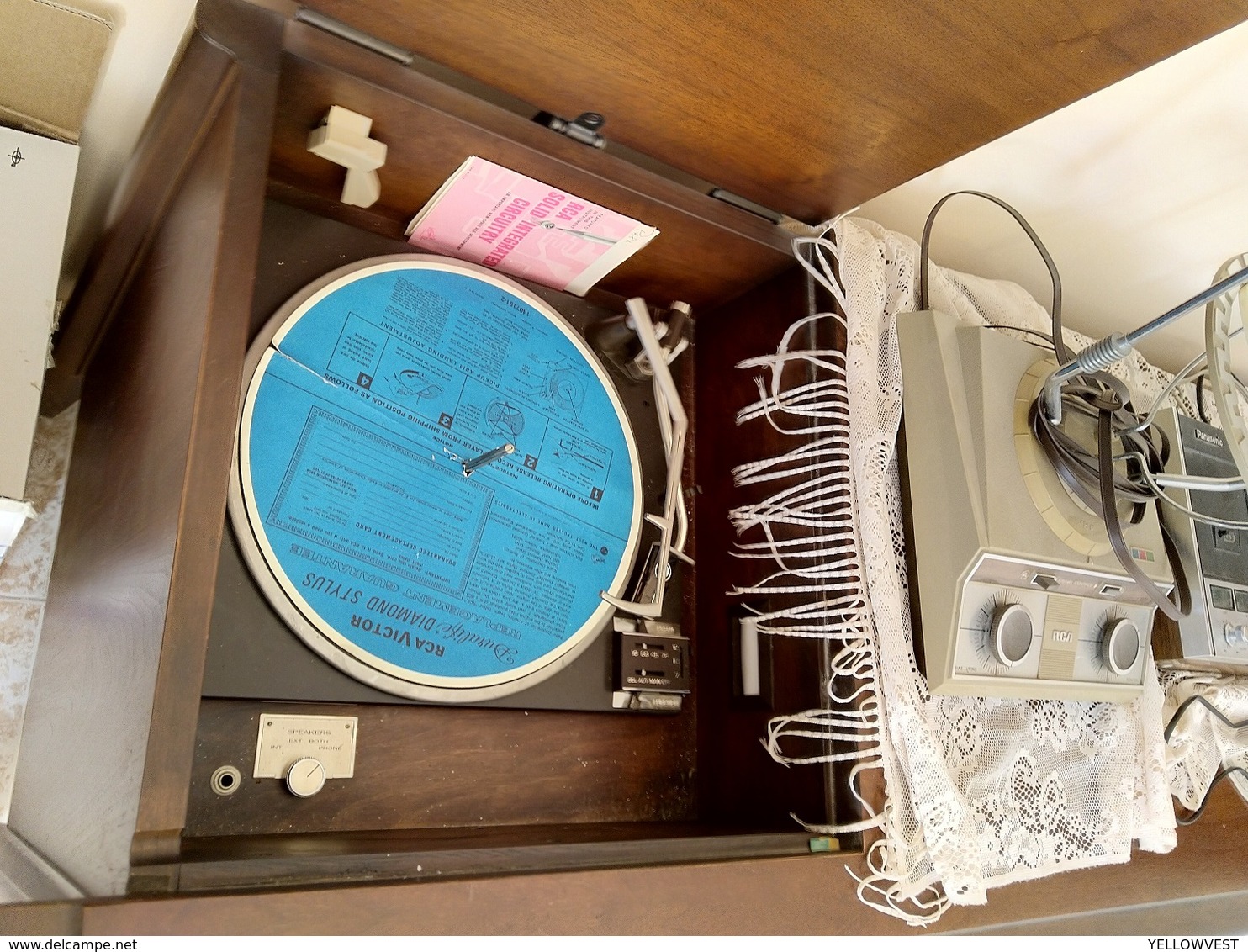 RARE : VINTAGE RCA VICTOR CONSOLE TELEVISION WITH RADIO AND PHONOGRAPH & LOTS OF RECORDS - Altri & Non Classificati