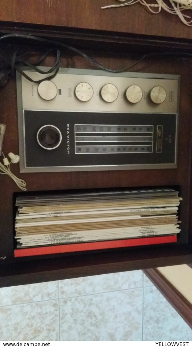 RARE : VINTAGE RCA VICTOR CONSOLE TELEVISION WITH RADIO AND PHONOGRAPH & LOTS OF RECORDS - Altri & Non Classificati