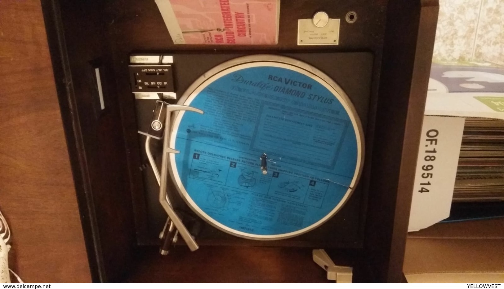 RARE : VINTAGE RCA VICTOR CONSOLE TELEVISION WITH RADIO AND PHONOGRAPH & LOTS OF RECORDS