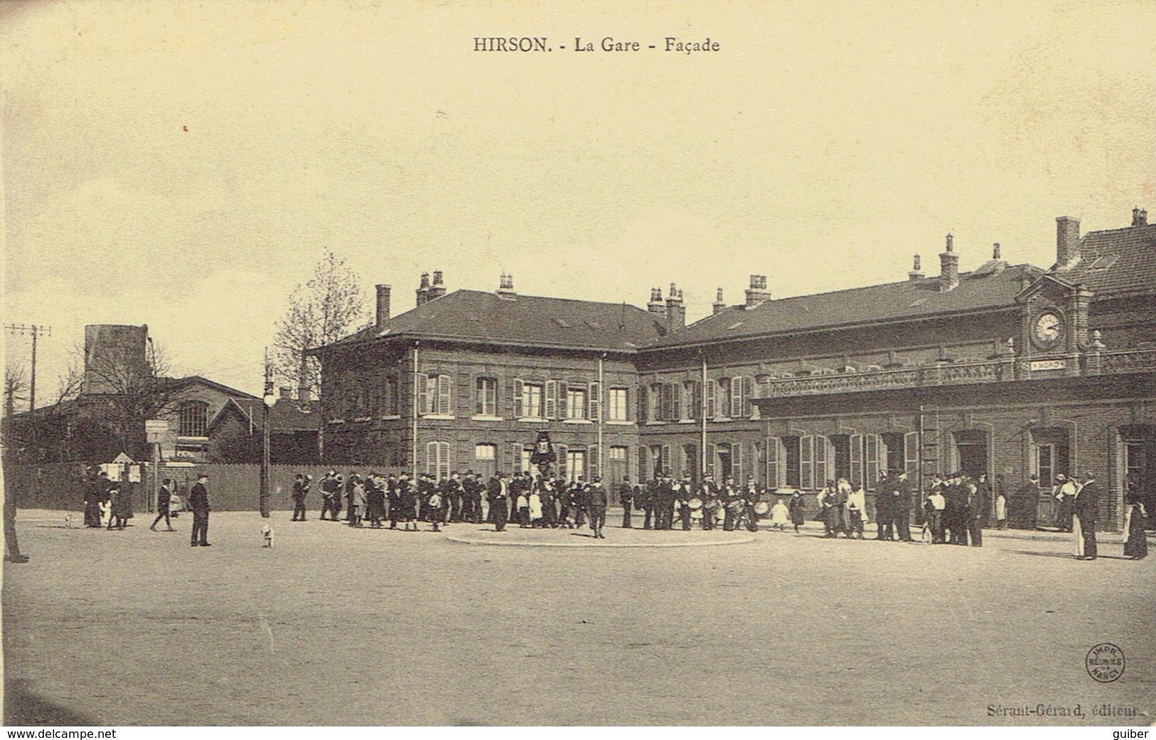 02 Hirson La Gare Du Chemin De Fer Nord Facade Fanfare Et Bannieres Animation - Hirson