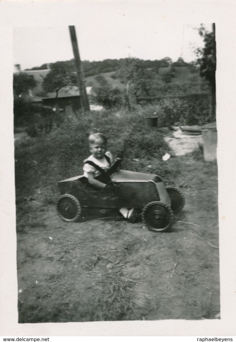 Snapshot 3 Aout 1944 Enfant Avec Jouet Voiture à Pédales Toy Car Young Boy - Automobili