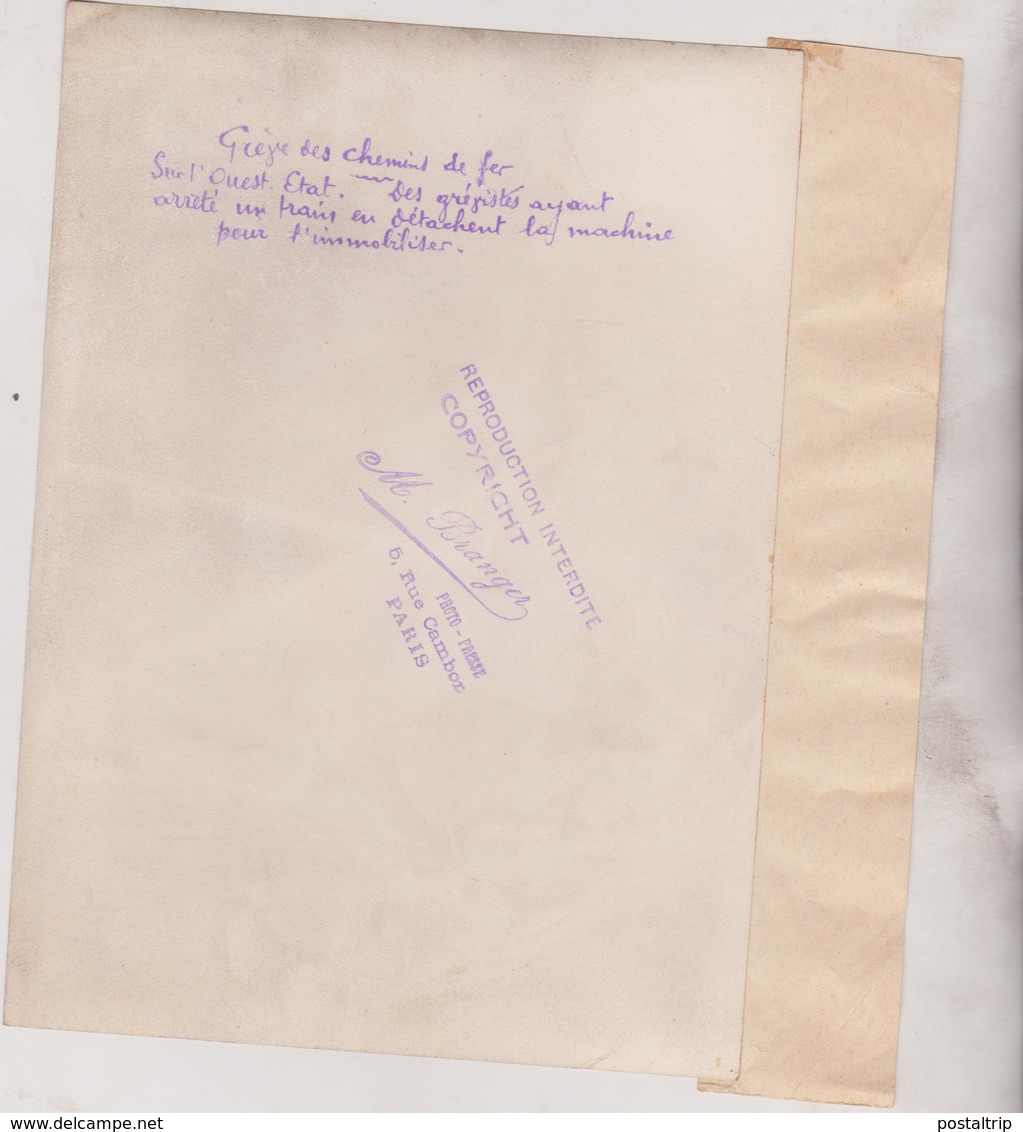 GREVE CHEMIN DE FER OUEST ETAT LES GRÉVISTES ARRÊTE UN TRAIN  18*13CM Maurice-Louis BRANGER PARÍS (1874-1950) - Trenes